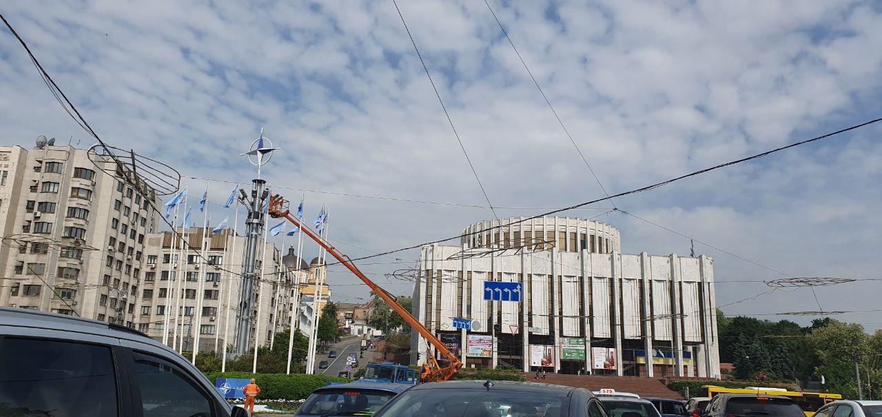 На Европейской площади демонтировали футбольный мяч и установили эмблему НАТО