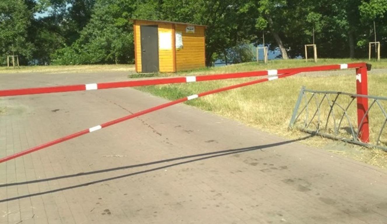 В парке на Русановской набережной восстановили ограждение и шлагбаум