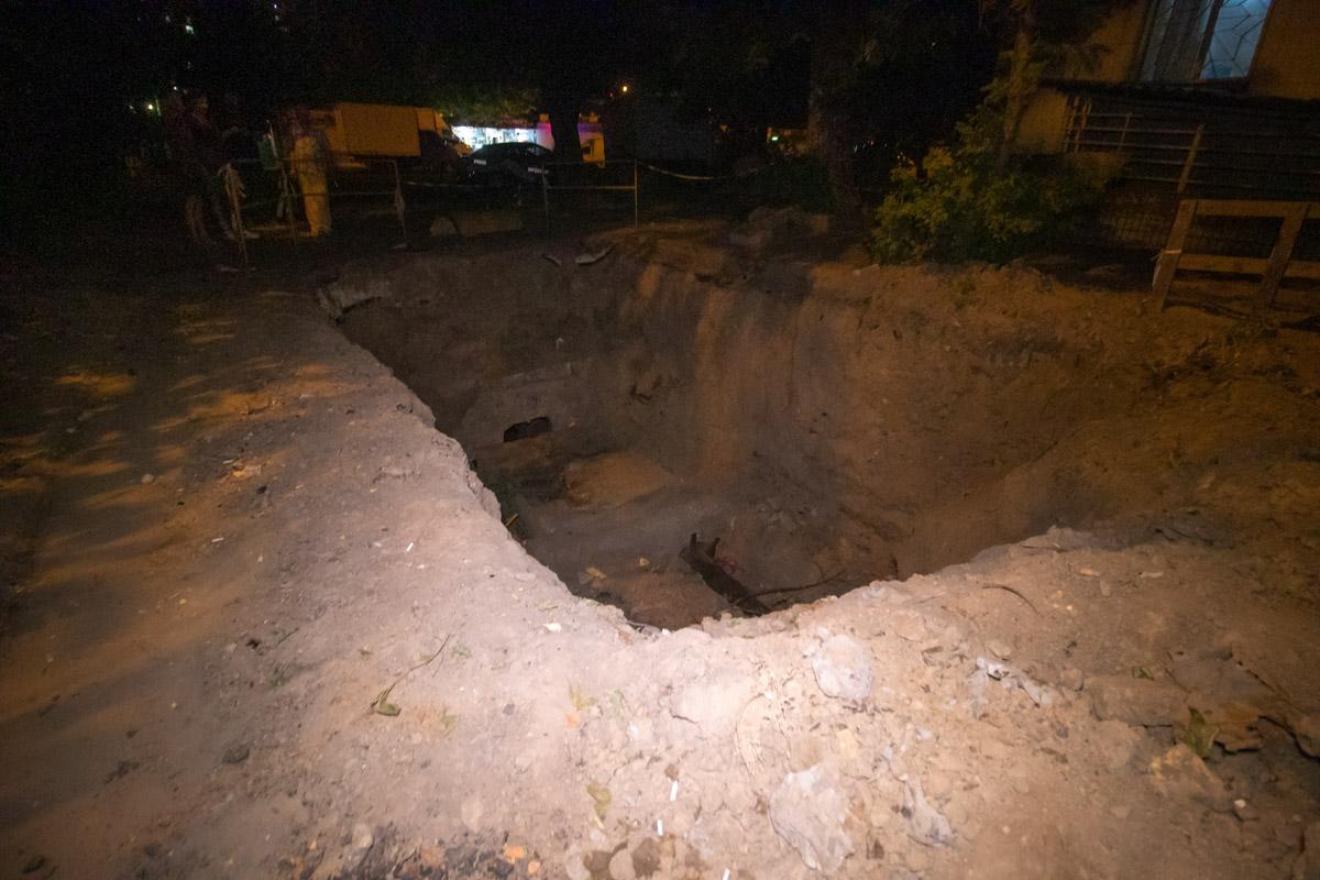В Соломенском районе мужчина во дворе дома упал в яму