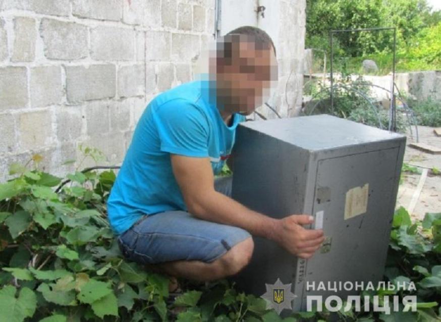 В Киеве задержали мужчину за кражу сейфа с работы