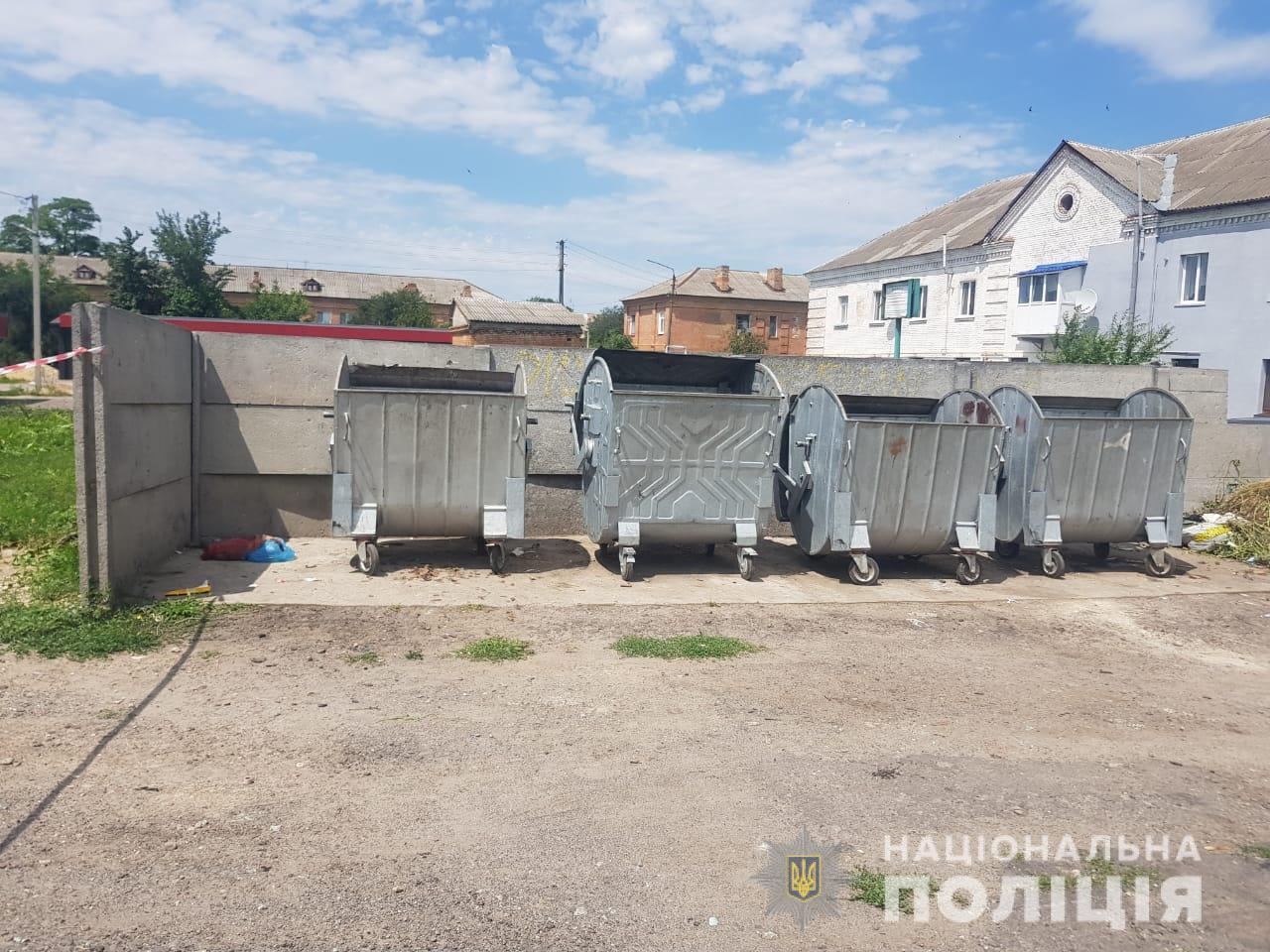 Полиция разыскивает мать, выбросившую тело младенца на мусорку в Узине