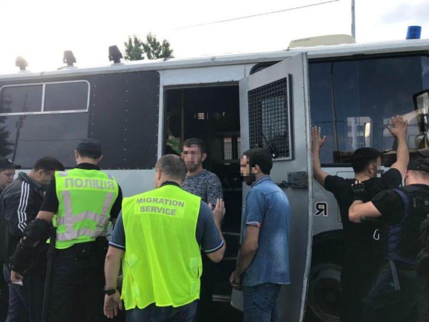 В Киеве задержали мигрантов с инфекционным недугом, которые торговали на рынке