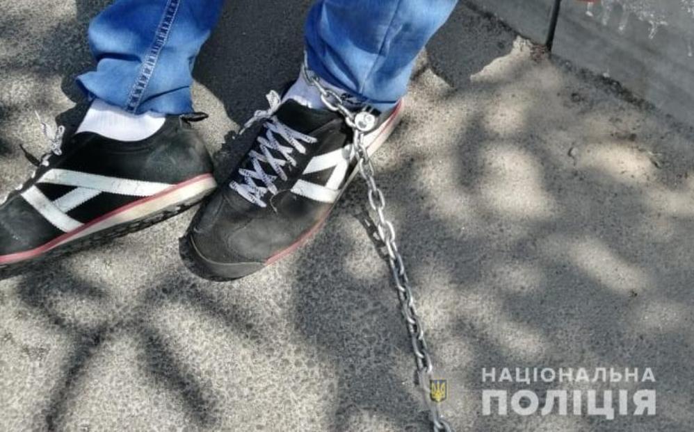 В Киевской области задержали таксиста, приковавшего пассажира цепью