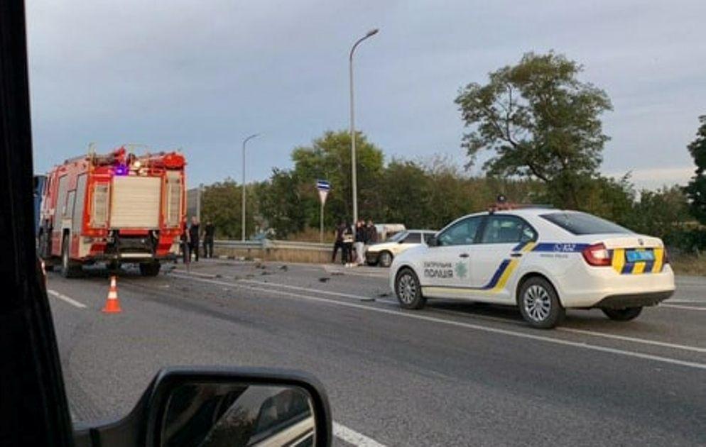 Под Киевом легковушка влетела в грузовик, погибли четыре человека