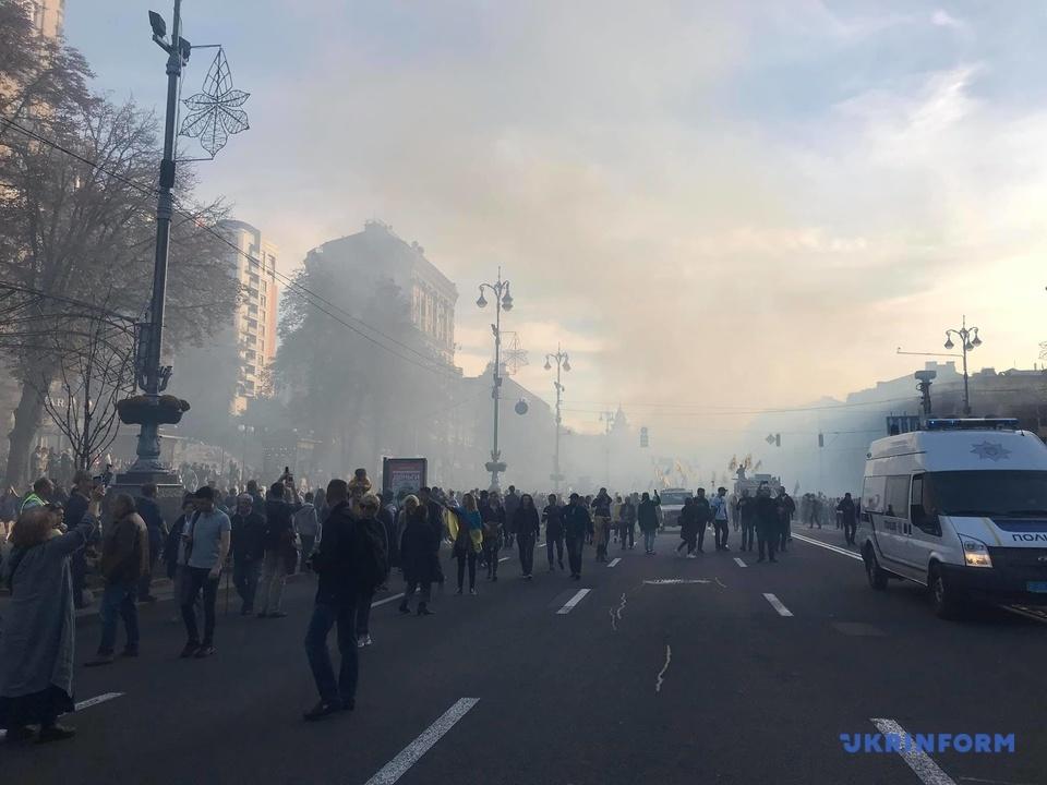 На Крещатике участники акции «Нет капитуляции!» зажгли файеры