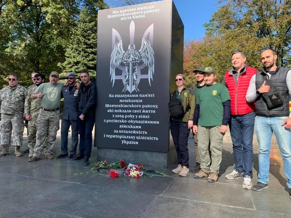 В сквере возле метро «Берестейская» открыли памятный знак погибшим бойцам АТО