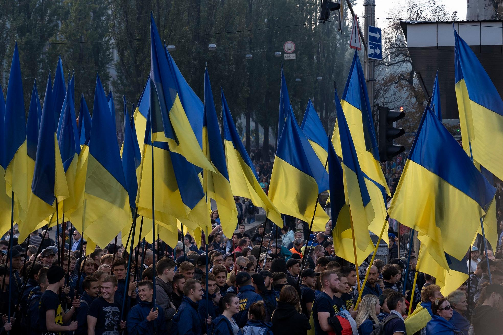 шествие с украинскими флагами
