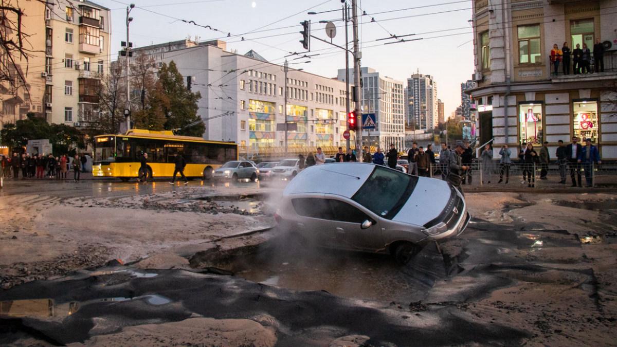 Ликвидацию повреждения трубопровода на Саксаганского завершат в пятницу