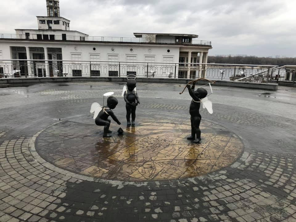 Почтовая площадь, скульптуры детей