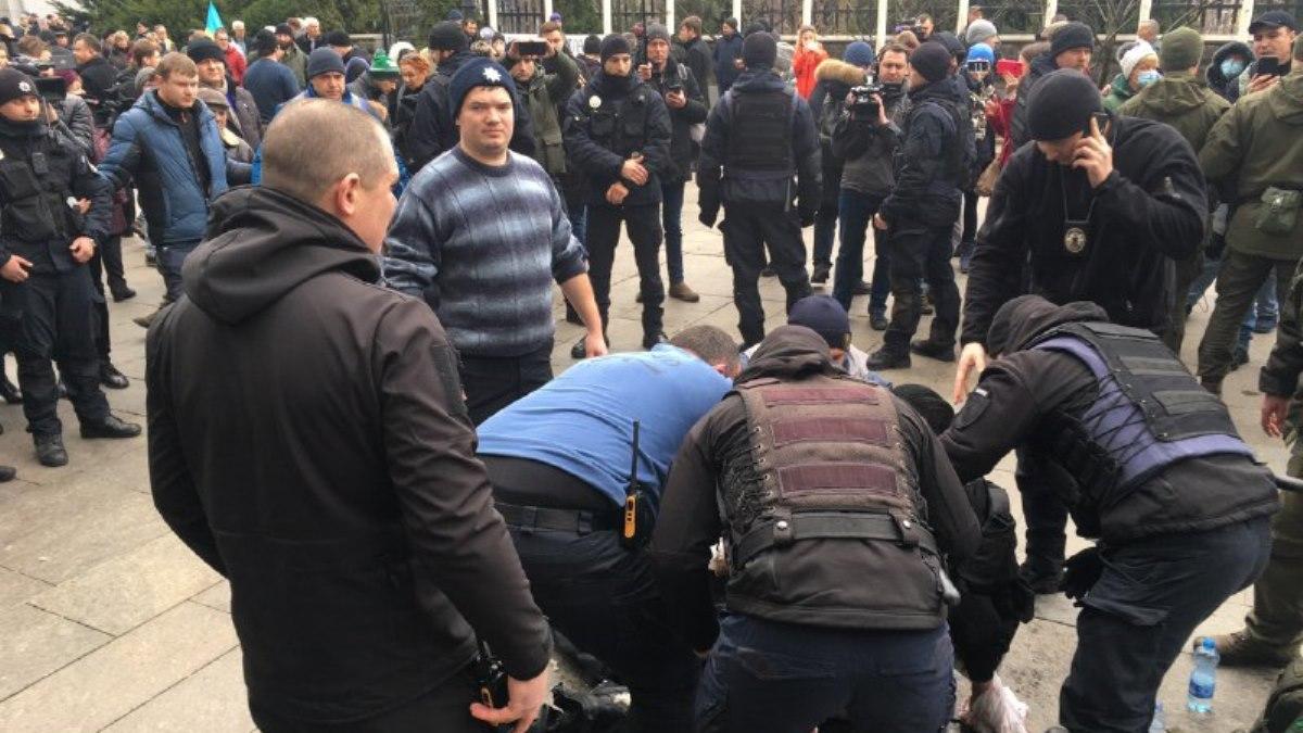 Мужчина поджег себя под Офисом президента – причина поступка