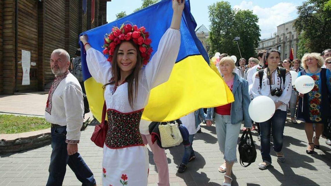 девушка в вышиванке