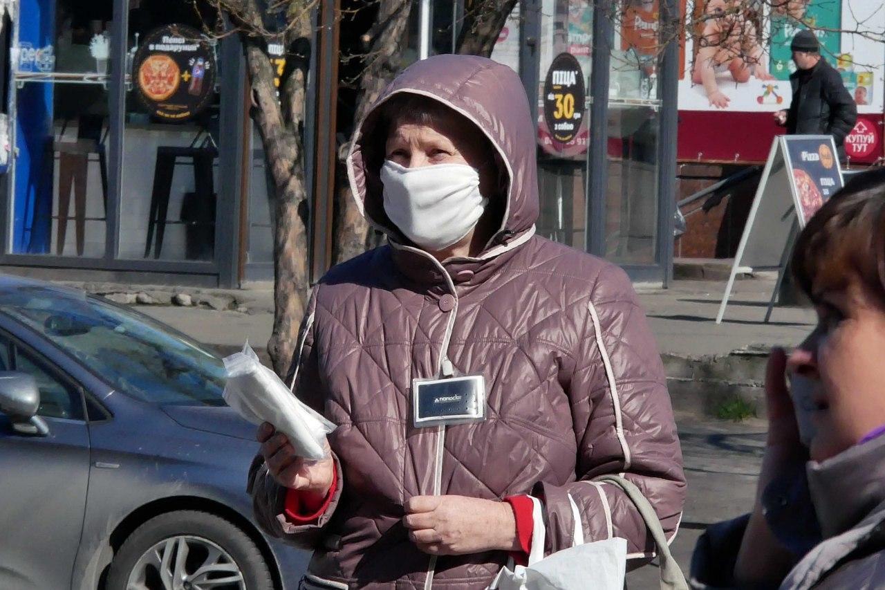пенсионерка в маске