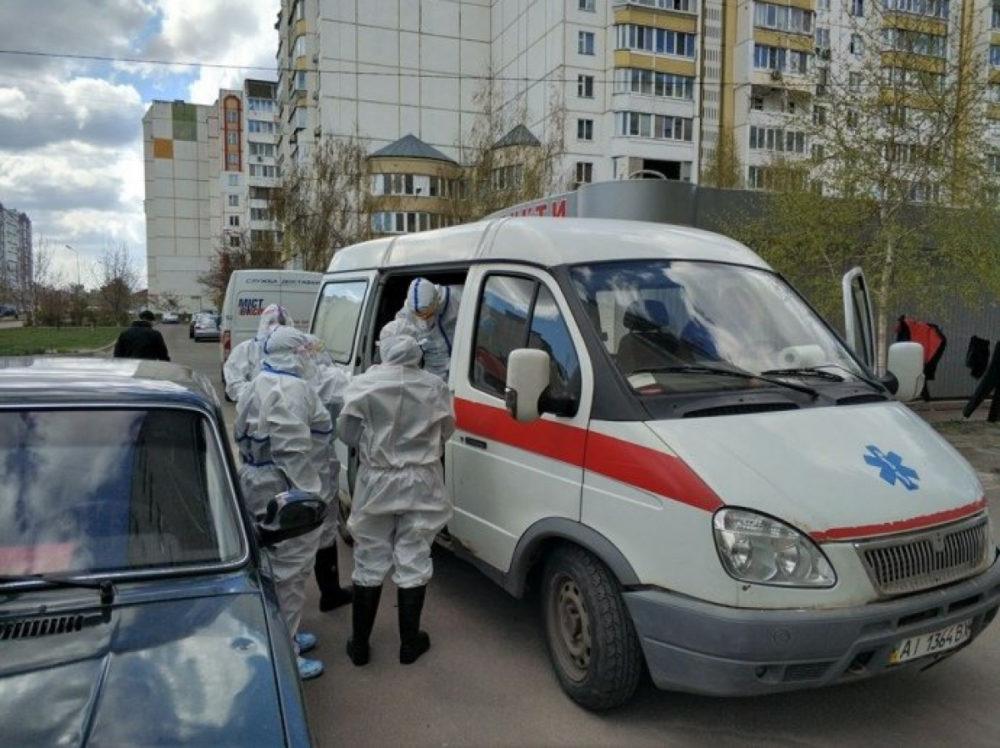 “Місцева влада ще нічим не допомогла”. Як проходить ізоляція гуртожитку в Вишневому