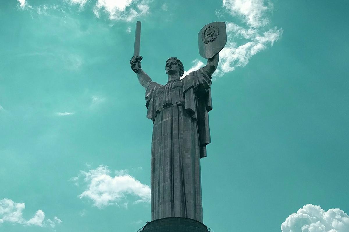 У мережі змоделювали один із варіантів герба на щиті Батьківщини-Матері (ФОТО)