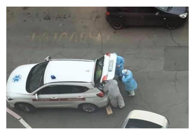 В Українці хворі на COVID-19 гуляють на дитмайданчиках. Їх ловлять і супроводжують додому