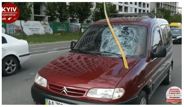 У Голосієві арматура з будмайданчика побила автівку