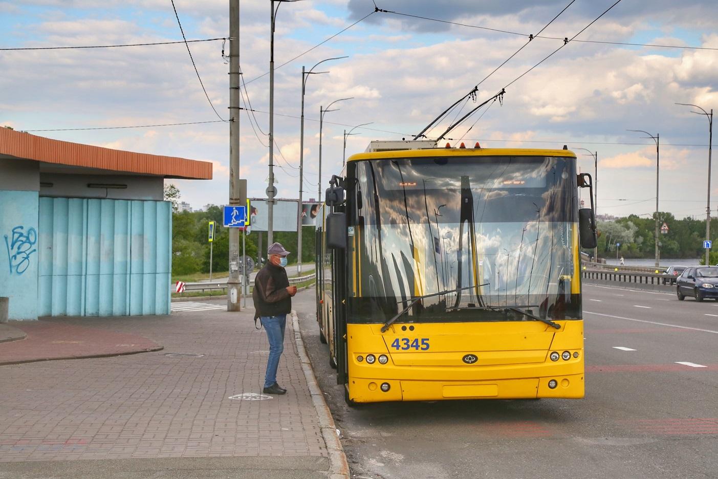 троллейбус, транспорт, мужчина в маске