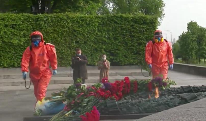 Відео дня. Миттєва дезінфекція після покладання квітів до Вічного Вогню