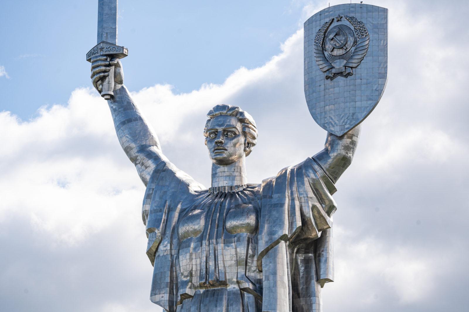 Опитування в “Дії” щодо герба СРСР на щиті Батьківщини-Мати порушує законодавство – В’ятрович