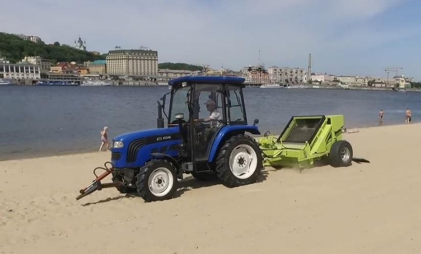 Засмагати безпечно: на пляжі Труханового острова очистили пісок (ВІДЕО)