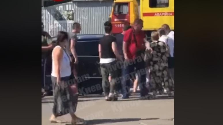 Ранок київського водія: зачепив пішохода, побили, вкрали сумку з пістолетом, вистрелили