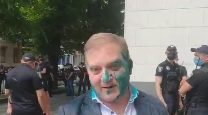 За суверенну Україну. Депутата Волошина облили зеленкою під Радою (ВІДЕО)