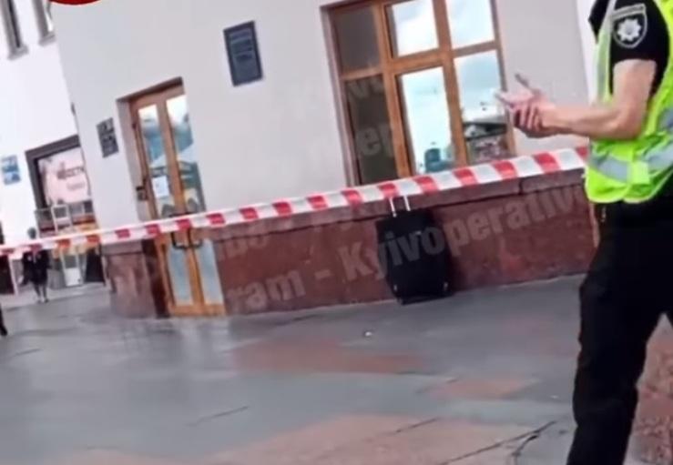 Біля станції метро “Вокзальна” знайшли підозрілу валізу (ВІДЕО)