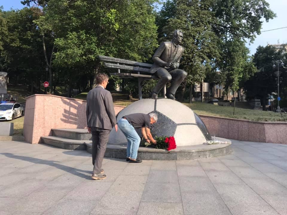 Фото дня. Квіти Луческу Лобановському