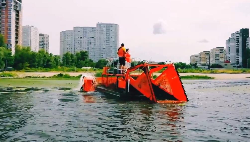 На пляжі “Веселка” збирає водорості сучасний канадський комбайн