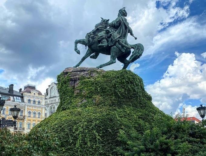 Фото дня. Пам’ятник Богдану Хмельницькому з літньою зачіскою