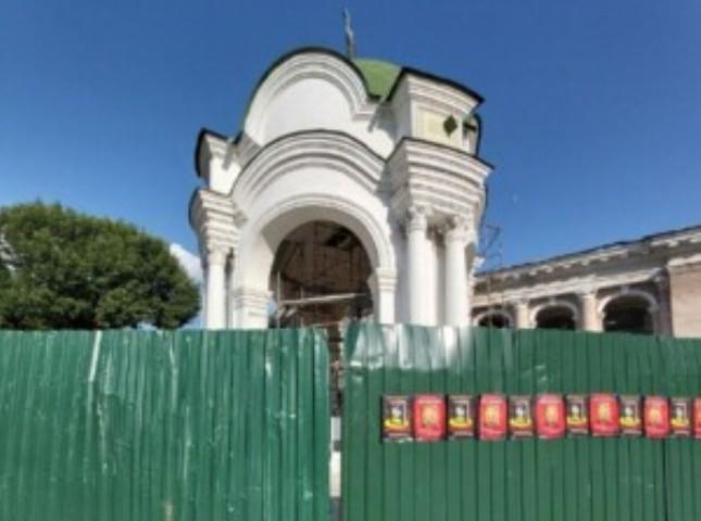 Найстаріший фонтан Києва “Самсон” сховали за парканом: що сталося