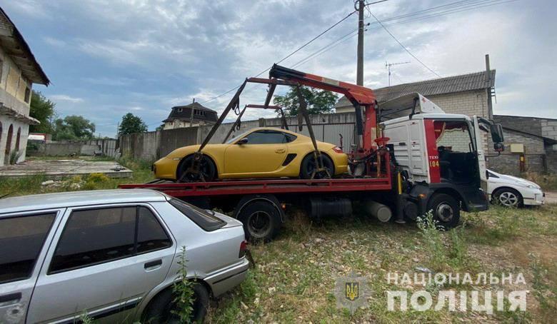 Не викрав, а евакуював. Чоловік хотів привласнити Porsche