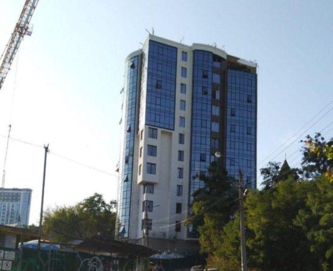На Подолі добудовують багатоповерховий «будинок Білозір» попри арешт