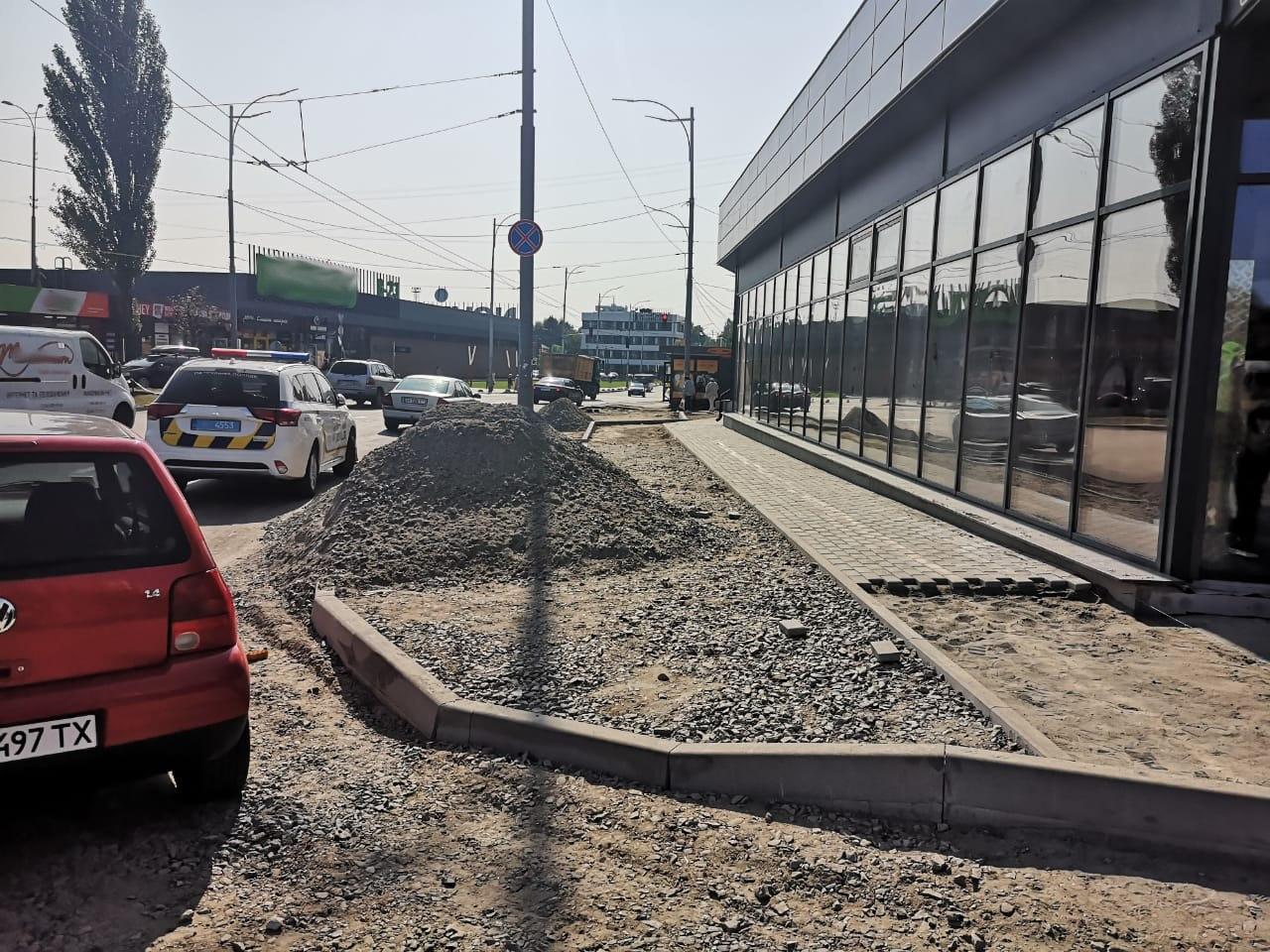 Приватна фірма у Києві розібрала тротуар та зробила парковку (ФОТО)
