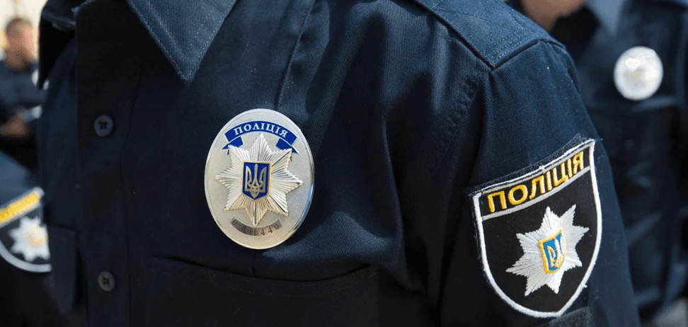Одягали протигаз та перекривали повітря. Так поліцейські Києва вибивали зізнання