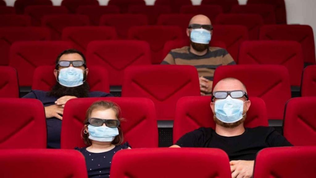 Вакцинуйся або сиди вдома. Заклади культури почали вимагати у відвідувачів COVID-сертифікати та тести