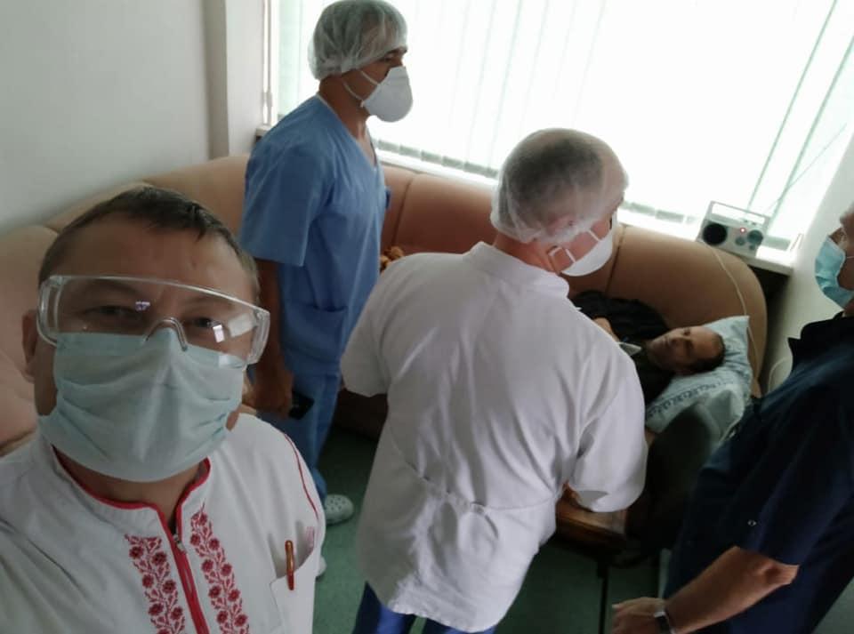 Володимир Балух вже ходить і читає – перші фото з лікарні
