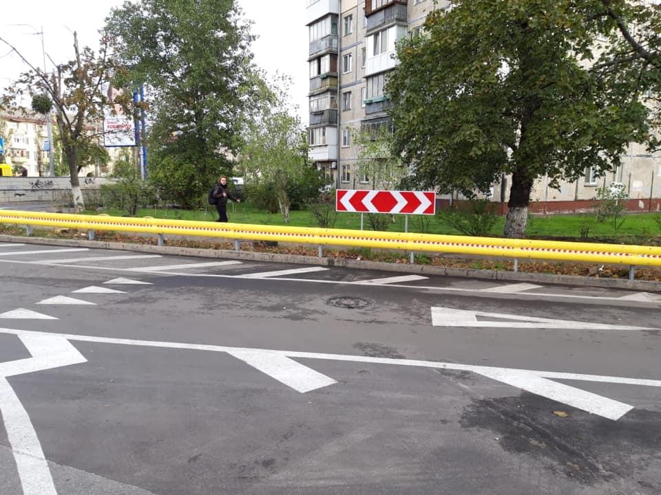 На проспекті Соборності влаштували нову розв’язку з флуорисцентною огорожею