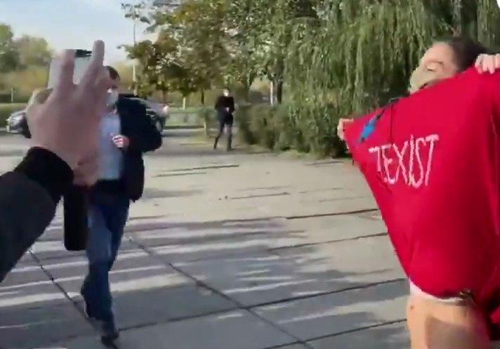 Підняла спідницю і звинуватила президента в сексизмі. Затримали активістку “FEMEN”