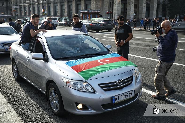 З вітерцем і стріляниною. Іноземці влаштували у центрі Києва автопробіг