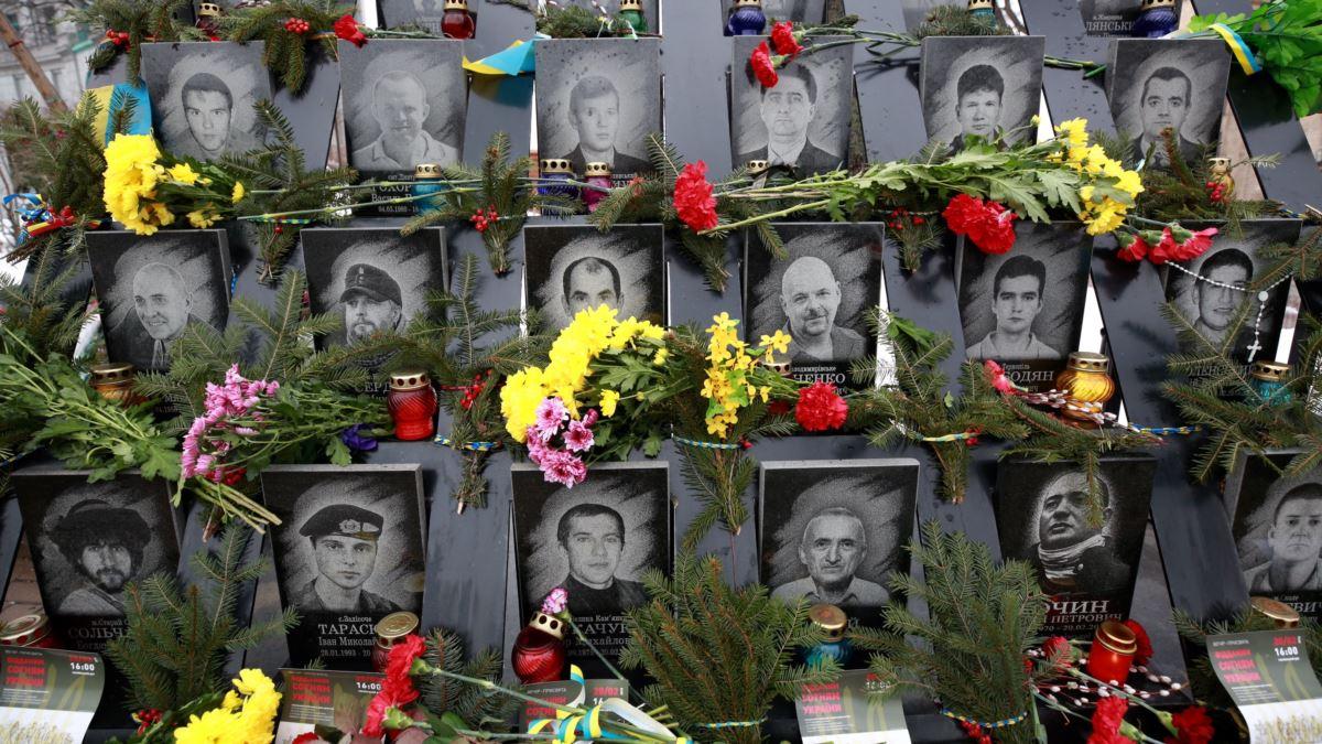 Неадекват помочився на пам’ятник Героям Небесної сотні