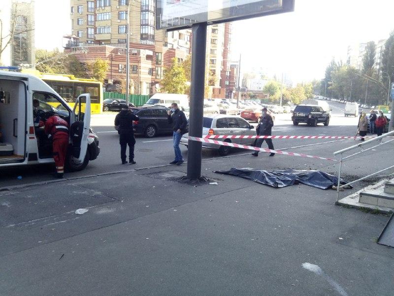 У Києві жінка з маленькою дитиною випали з 9 поверху