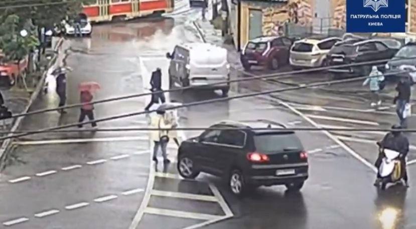 Підлетіла та вдарилась об стовпчики: на Січових Стрільців водійка сбила жінку-пішохода (ВІДЕО)