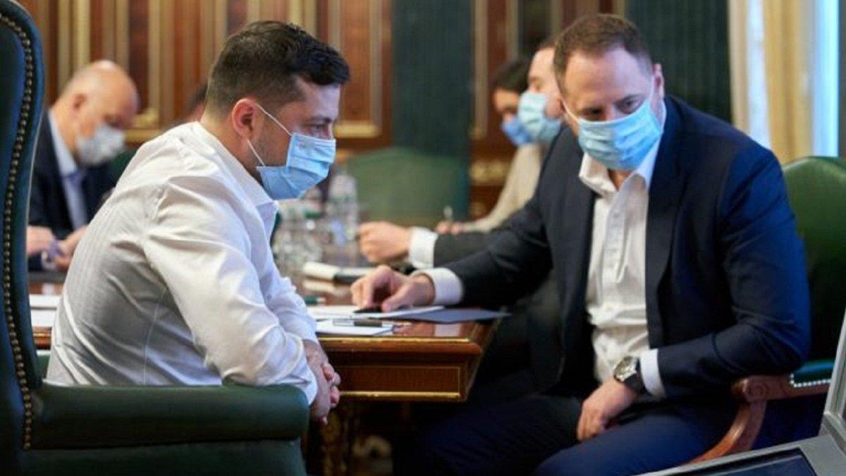 “Піонери” вакцинації. Команда президента таємно щепиться від коронавірусу