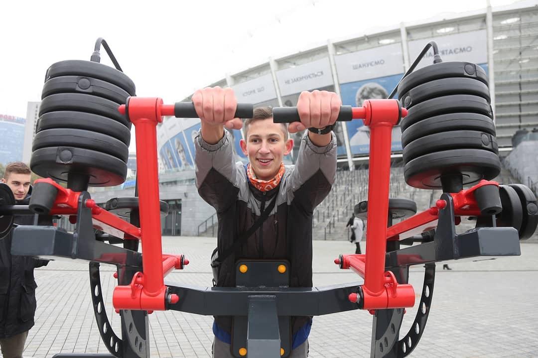 І підкачатись, і прокачатись: на “Олімпійському” 17 нових тренажерів на всі групи м’язів