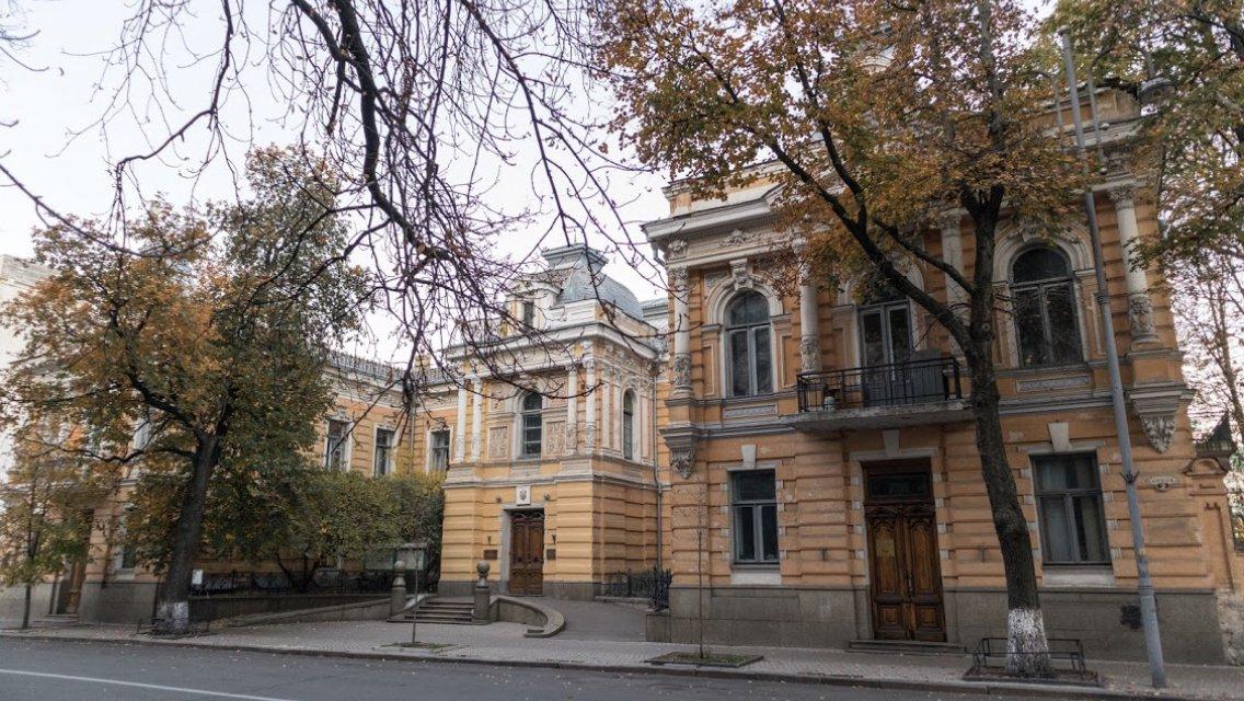 Суд зобов’язав знести споруду на Банковій біля будинку спілки письменників