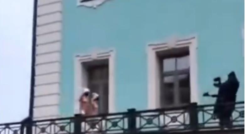 Відео дня. Оголені дівчата в шапках та масках гуляли під Андріївською церквою