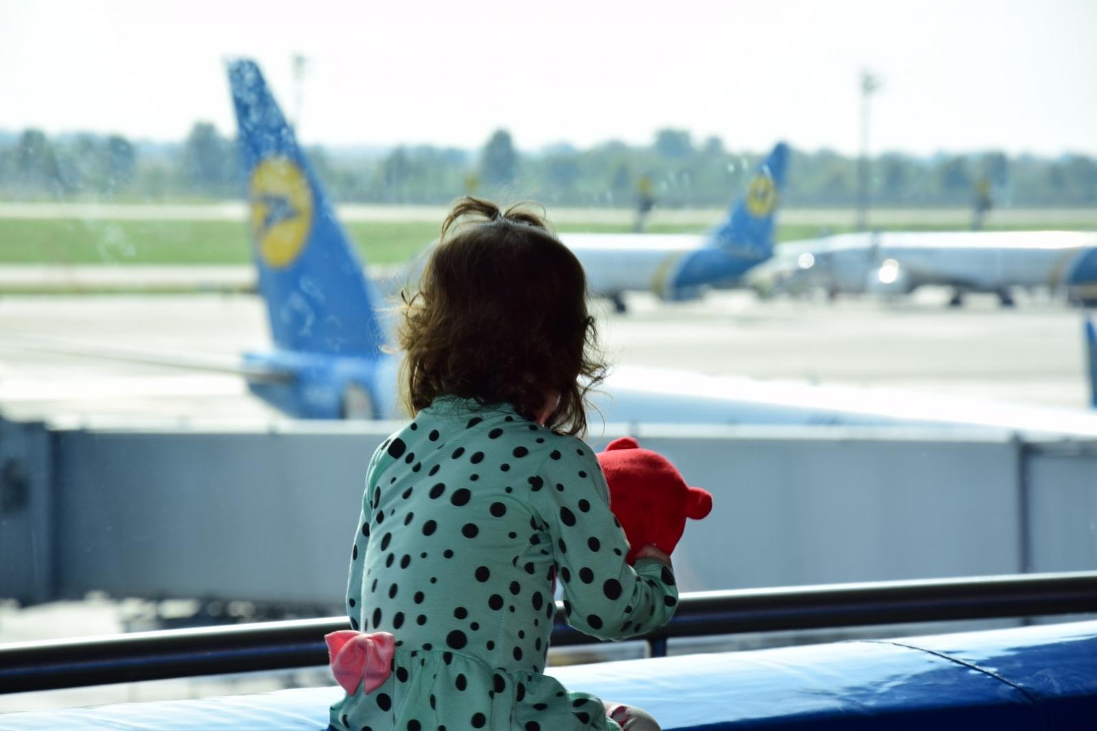 Пекло в “Борисполі”: 300 пасажирів опинилися в “акваріумі” через затримку рейса