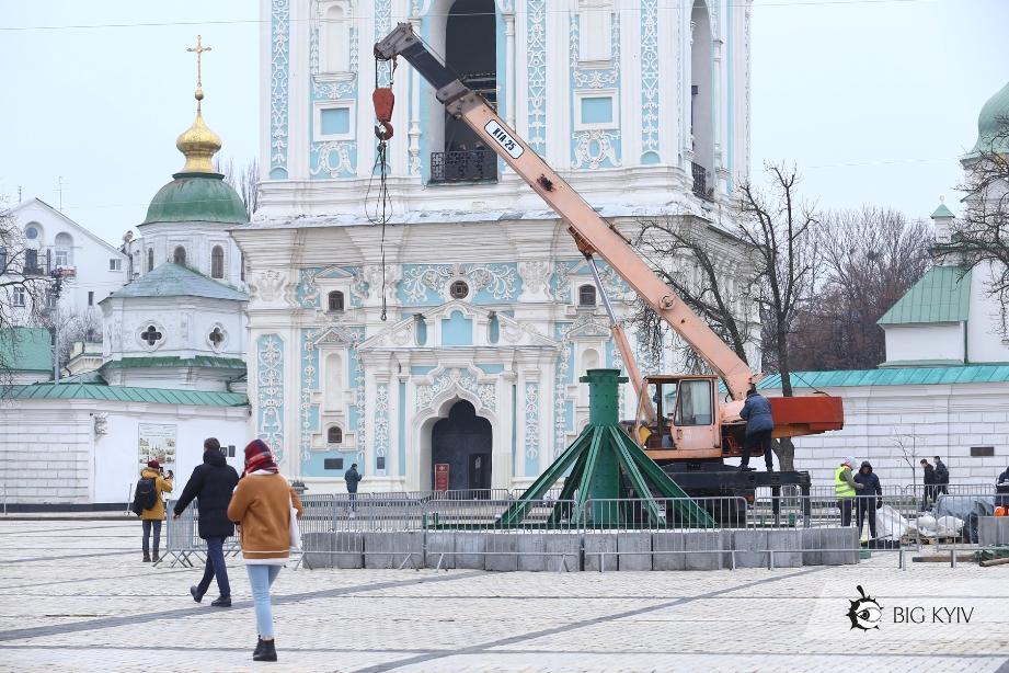 На Софійській площі встановлюють “стакан” для новорічної ялинки (ФОТО)