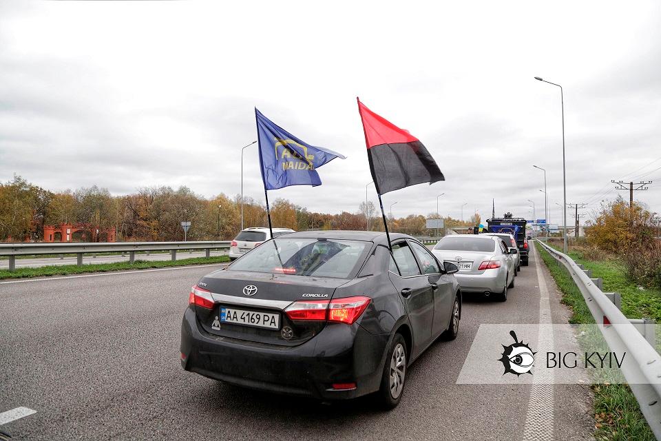 Автопробіг проти Тупицького: під будинок голови КСУ привезли шибеницю і “квиток до Ростова”
